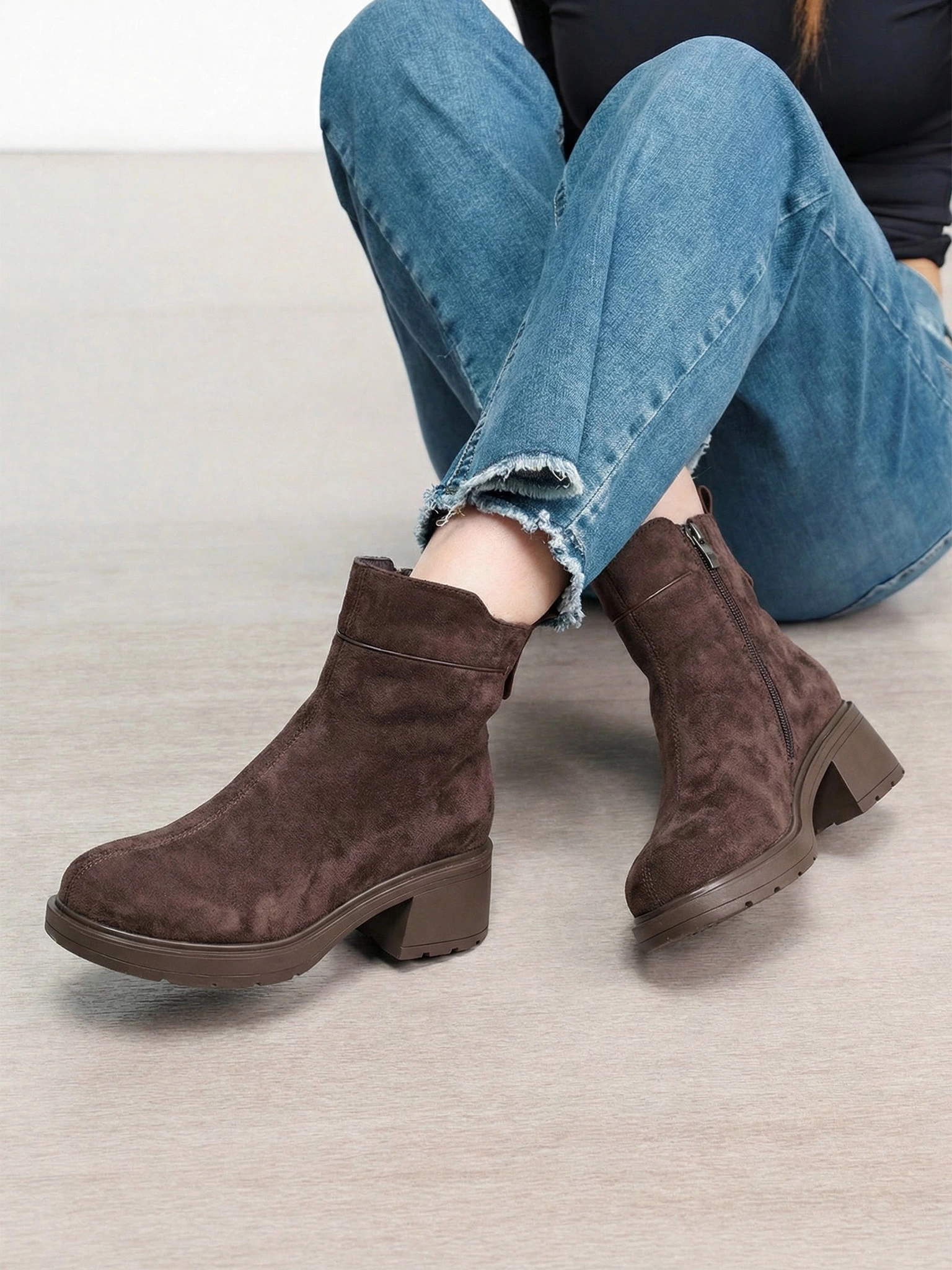 Ботинки темно-коричневого цвета на высоком широком каблуке